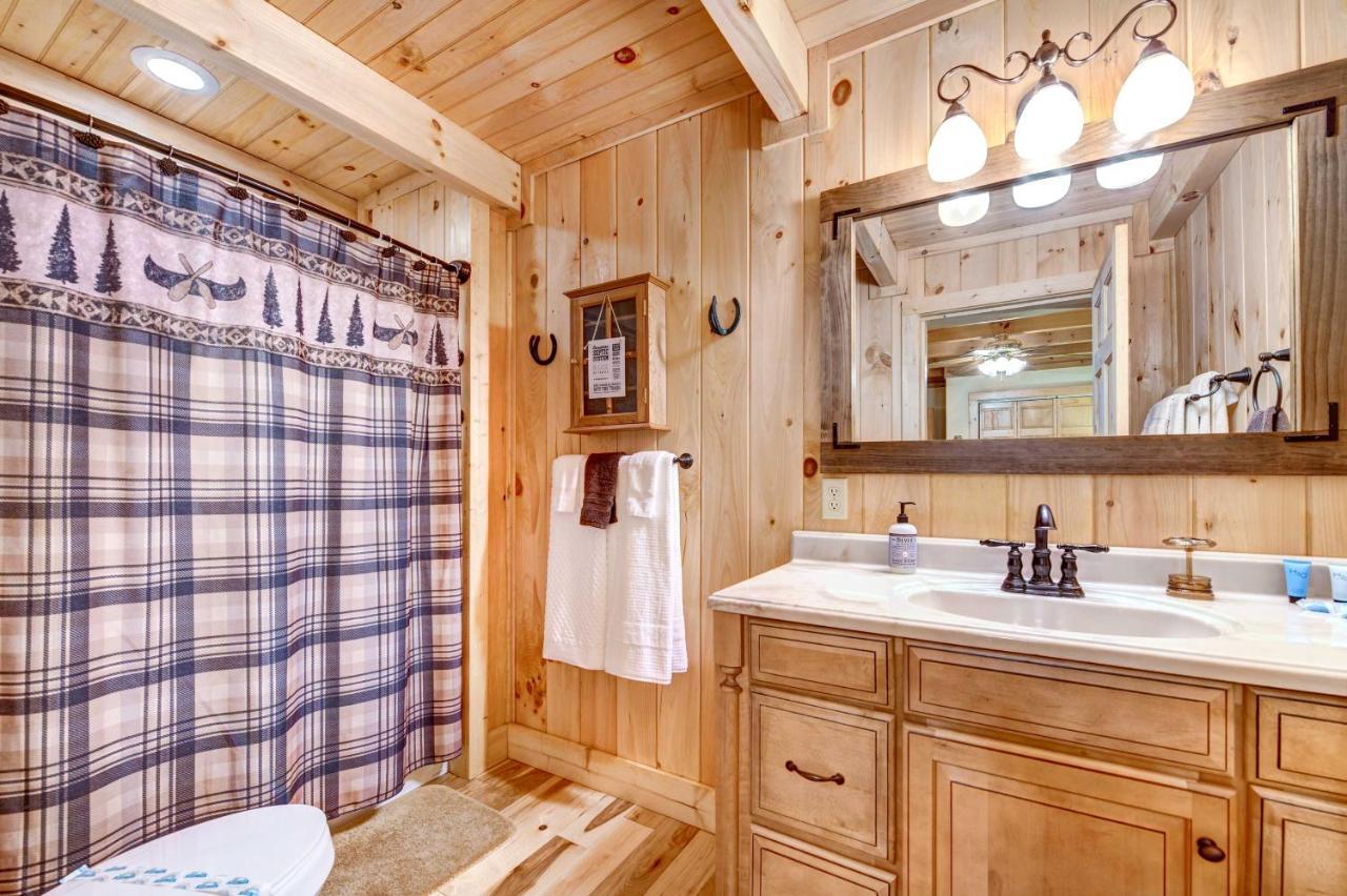 Waynesville Cabin With Covered Deck And Fire Pit! Lake Junaluska Exterior foto